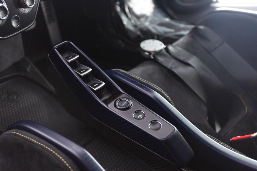 Детали интерьера McLaren Senna Gloss Carbon (252/500) 2019 года  (AU) (фото 3 из 27)
